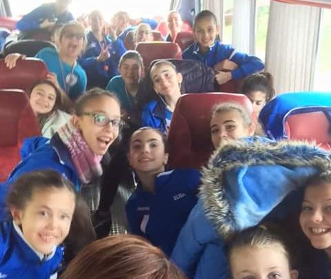 SELFIE GINNASTE DEL DRAGONFLY E L’ISTRUTTRICE MAYTE AL RIENTRO DALLA COPPA ITALIA DI CARBONIA