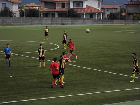 CALCIO 1^ CATEGORIA: L’ ABBASANTA SALUTA IL PUBBLICO AMICO FERMANDO LA TERZA DELLA CLASSE ANDROMEDA CALCIO 1^ CATEGORIA: L’ ABBASANTA SALUTA IL PUBBLICO AMICO FERMANDO LA TERZA DELLA CLASSE ANDROMEDA