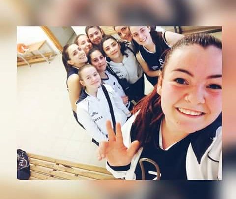 LE RAGAZZE DEL VOLLEY GHILARZA FESTEGGIANO LA VITTORIA A SCANO MONTIFERRO NELLA SECONDA DIVISIONE DI PALLAVOLO