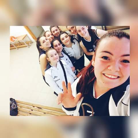 LE RAGAZZE DEL VOLLEY GHILARZA FESTEGGIANO LA VITTORIA A SCANO MONTIFERRO NELLA SECONDA DIVISIONE DI PALLAVOLO