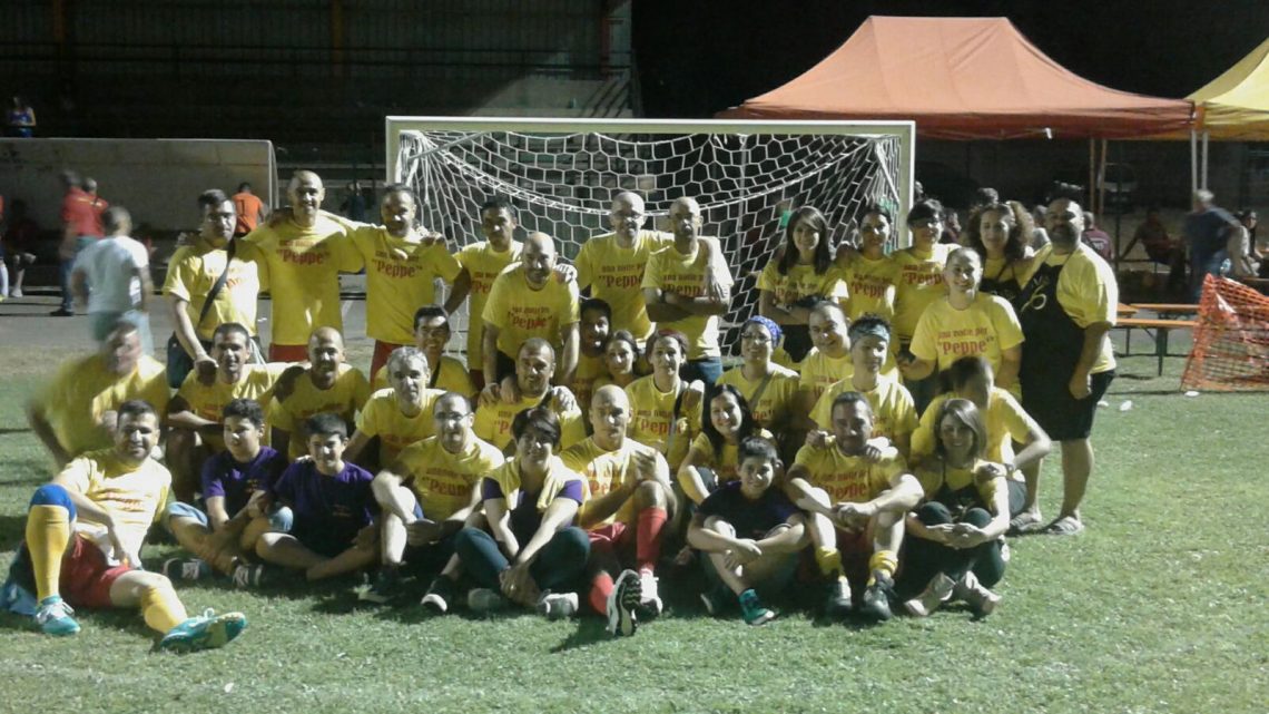 I COETANEI DEL 76 VINCONO IL TORNEO DI CALCIO A 5 “TUTTO IN UNA NOTTE PER PEPPE”, COMMOVENTE SERATA PER UNA PERSONA “SPECIALE” I COETANEI DEL 76 VINCONO IL TORNEO DI CALCIO A 5 “TUTTO IN UNA NOTTE PER PEPPE”, COMMOVENTE SERATA PER UNA PERSONA “SPECIALE”