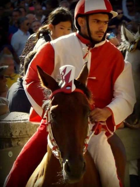 Il fantino “Grandine” di Santu Lussurgiu protagonista al Palio di Siena Il fantino “Grandine” di Santu Lussurgiu protagonista al Palio di Siena