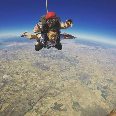 Paracadutismo: un gruppo di appassionati del Guilcer inizia a cimentarsi nello sport di “volare” Paracadutismo: un gruppo di appassionati del Guilcer inizia a cimentarsi nello sport di “volare”
