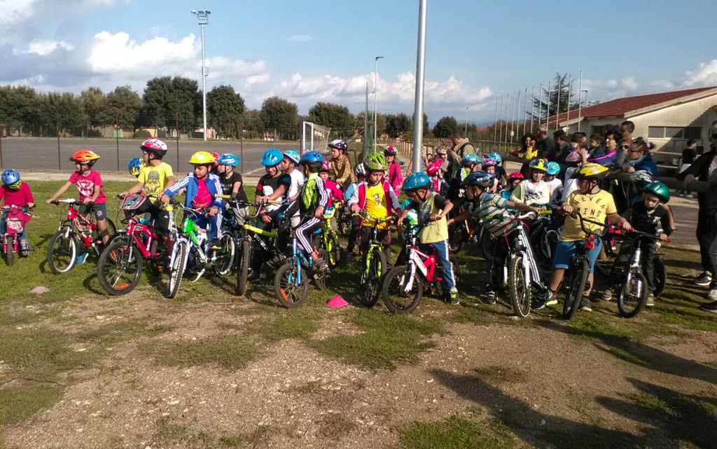 Ciclismo. Entusiasmo alle stelle dei bambini a Norbello per la “merenda” in bici Ciclismo. Entusiasmo alle stelle dei bambini a Norbello per la “merenda” in bici