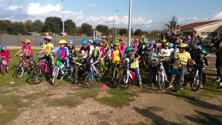 Ciclismo. Entusiasmo alle stelle dei bambini a Norbello per la “merenda” in bici