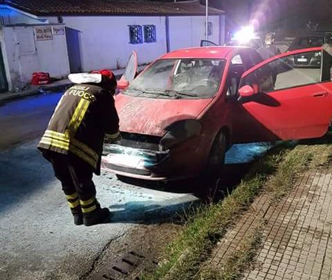 Incendiata l’auto di un giocatore dell’Orotelli Calcio. Choc in società, chiesto il rinvio della gara con la Tonarese