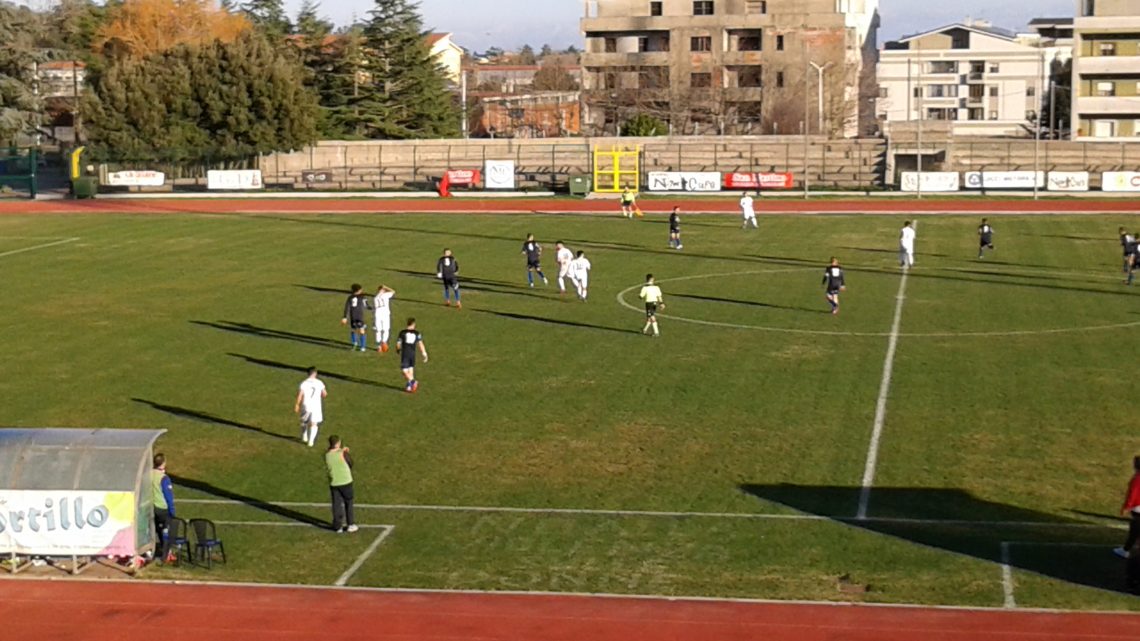 Calcio Promozione B. Gol di Patteri , Di Angelo e Ruggiu, la Macomerese supera il Porto Torres e vola a 3 punti dalla vetta Calcio Promozione B. Gol di Patteri , Di Angelo e Ruggiu, la Macomerese supera il Porto Torres e vola a 3 punti dalla vetta