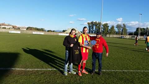 Calcio Eccellenza. Fabio Chergia 200 gare in giallorosso, premiato dal gruppo “Le Solite Facce Ghilarza” Calcio Eccellenza. Fabio Chergia 200 gare in giallorosso, premiato dal gruppo “Le Solite Facce Ghilarza”