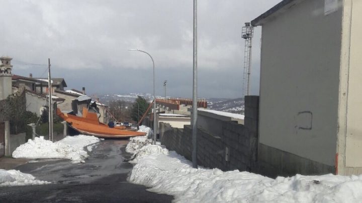 A Fonni tragedia sfiorata: sradicata la copertura in legno del campo. Neve e vento a rischio molte gare del calcio dilettanti