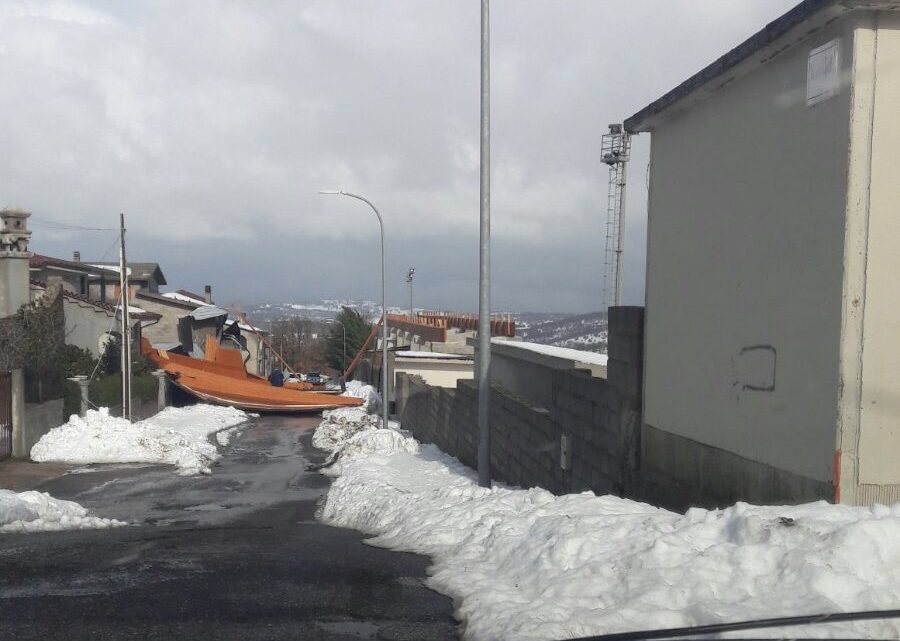 A Fonni tragedia sfiorata: sradicata la copertura in legno del campo. Neve e vento a rischio molte gare del calcio dilettanti