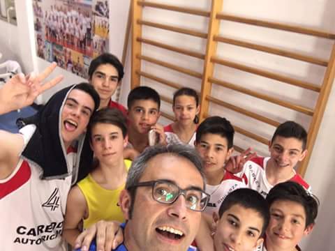 SELFIE GUILCERSPORT: Gli Under14 del Basket Ghilarza, festeggiano la vittoria per 66-51 contro la Sef Torres Sassari. Due vittorie su due nella seconda fase del campionato. Bravissimi!!
