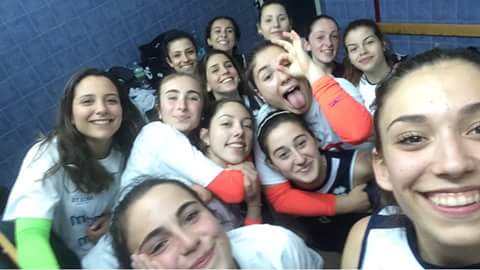 SELFIE GUILCERSPORT. Le ragazze dell’Ariete  Pallavolo Oristano festeggiano la   promozione in serie D. Complimenti!