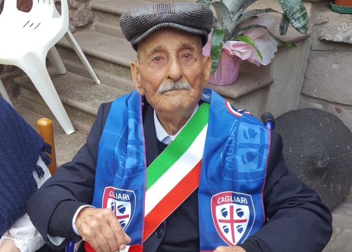 Festeggiati a Busachi i 100 anni di Francesco Palmas super tifoso del Cagliari