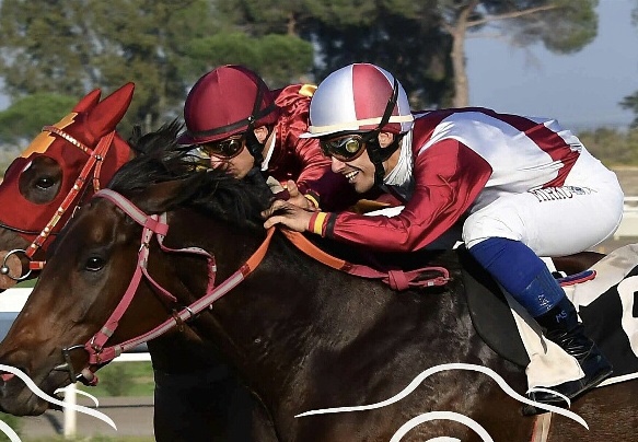 Ippica. Il fantino ghilarzese Mirko Sanna conquista “Le Capannelle” con il cavallo del padre Renato