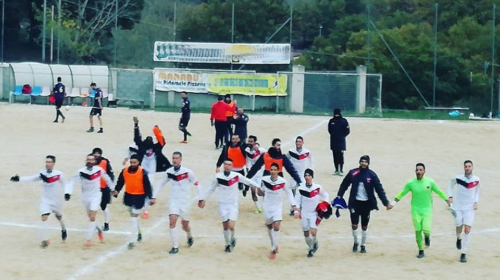 Calcio Eccellenza. Il Taloro prosegue la scalata. Gol di Falchi e la Ferrini finisce al tappetto Calcio Eccellenza. Il Taloro prosegue la scalata. Gol di Falchi e la Ferrini finisce al tappetto