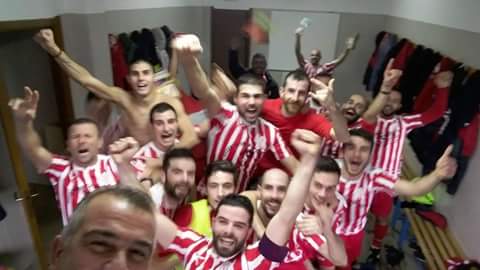 SELFIE GUILCERSPORT. I giocatori del Borore festeggiano la vittoria con l’Oristanese e la conquista del primato solitario nel girone C della Prima Categoria.