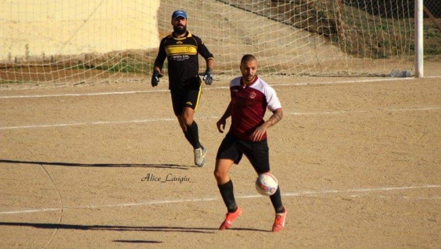 Calcio Promozione B. Il difensore centrale dell’Ovodda Luca Sau “fa le carte” al campionato Calcio Promozione B. Il difensore centrale dell’Ovodda Luca Sau “fa le carte” al campionato