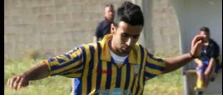 Calcio 2a Categoria F. Il difensore del Monterra Daniele Orru’ “fa le carte” al campionato Calcio 2a Categoria F. Il difensore del Monterra Daniele Orru’ “fa le carte” al campionato