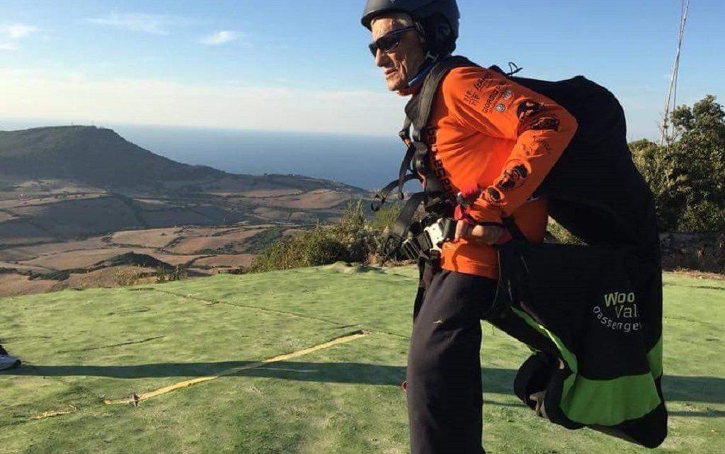 Ghilarza, Gigi Porcu festeggia gli 88 anni in parapendio