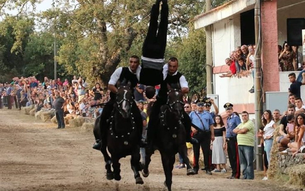 Evoluzioni da brivido e gran pubblico per “Sas Pariglias de Santu Austinu” ad Abbasanta Evoluzioni da brivido e gran pubblico per “Sas Pariglias de Santu Austinu” ad Abbasanta