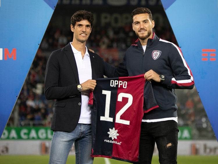 Stefano Oppo premiato ieri alla Sardegna Arena prima di Cagliari-Bologna