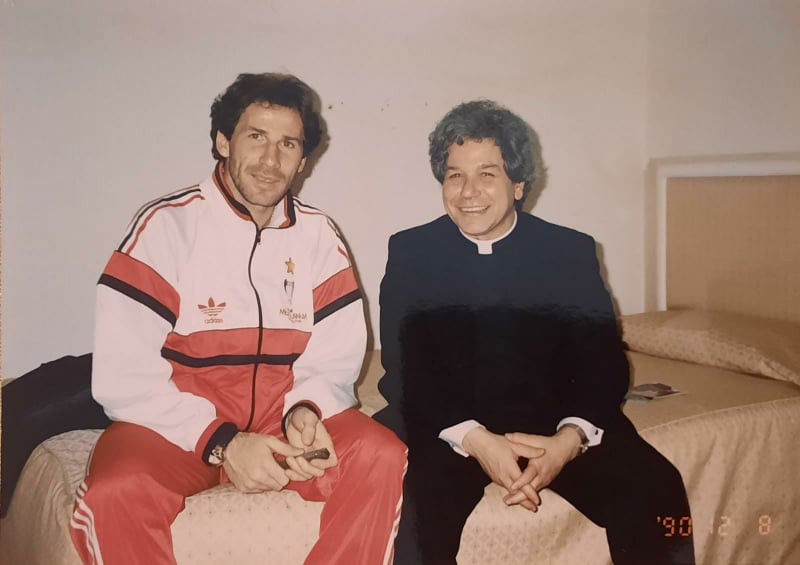 POLVERE DI STELLE/ L’ Arcivescovo – calciatore  di Ghilarza Mario Cassari che accolse il Milan a Tokyo per la Coppa Intercontinentale 