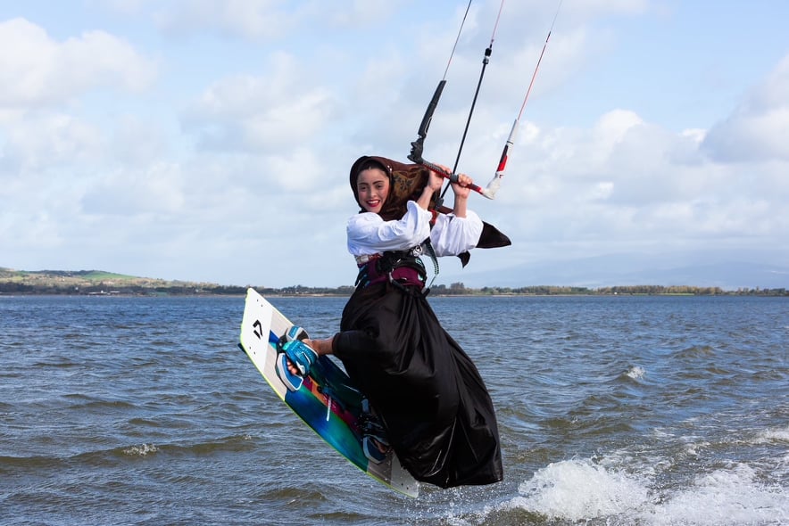 Singolare esibizione dell’oristanese Irene Murru in  Kitesurf con il costume tradizionale sardo