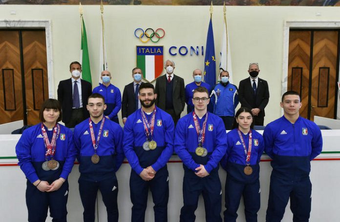 Sergio Massidda e Davide Ruiu con  tutta la nazionale di Pesi ricevuti al CONI da  Malagò