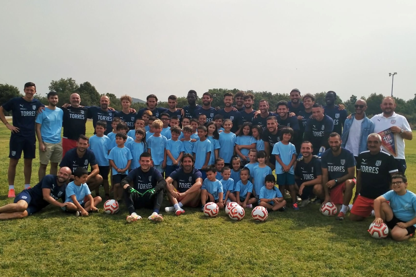 ollolai-saluta-la-torres-i-bambini-della-scuola-calcio-visitano-il