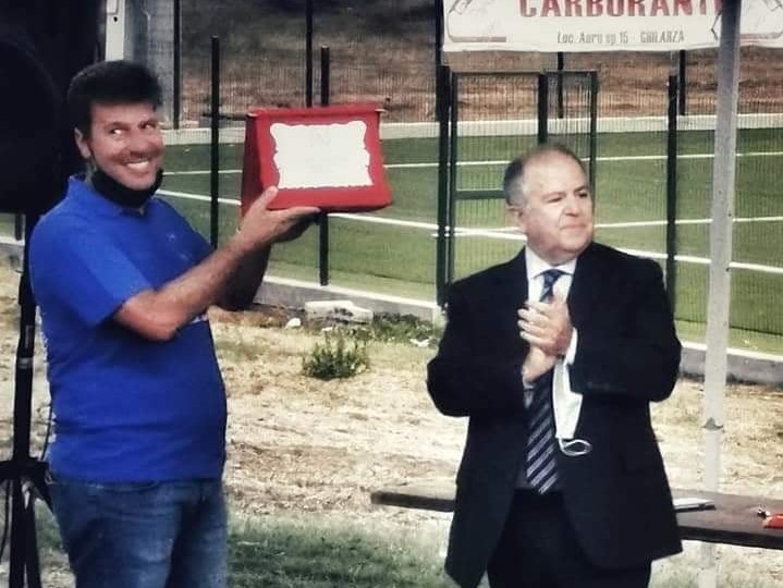 ll presidente della FIPAV Centro Sardegna Roberto Puddu premia il GSD Volley per la promozione in serie B2 Femminile