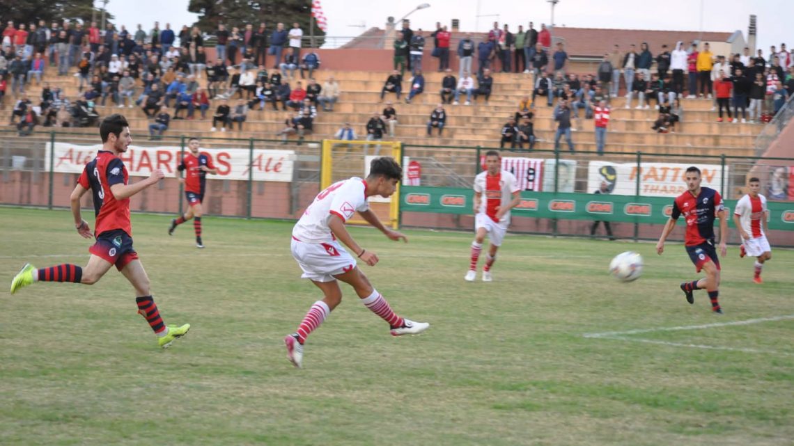 CALCIO PROMOZIONE B/ La Tharros doma la capolista Tortolì con una rete di Branicki e un eurogol di Alessio Piras (2005) CALCIO PROMOZIONE B/ La Tharros doma la capolista Tortolì con una rete di Branicki e un eurogol di Alessio Piras (2005)