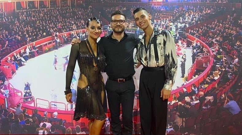 DANZA SPORTIVA / Estate 2021 da 10 e lode: Il Cuban Club di Abbasanta ai vertici mondiali con le coppie Andrea Pia & Maria Bussu, Andrea Erdas & Alessia Carta DANZA SPORTIVA / Estate 2021 da 10 e lode: Il Cuban Club di Abbasanta ai vertici mondiali con le coppie Andrea Pia & Maria Bussu, Andrea Erdas & Alessia Carta