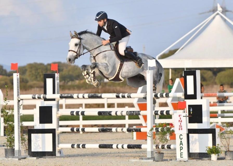 Anche il cavaliere di Aidomaggiore Luca Riccardi fra i protagonisti del SardegnaJumping Tour di Tanca Regia Anche il cavaliere di Aidomaggiore Luca Riccardi fra i protagonisti del SardegnaJumping Tour di Tanca Regia