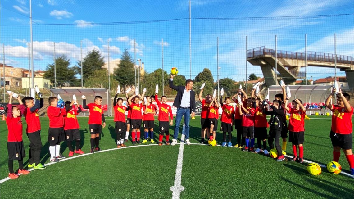 SPORT E AMBIENTE/ Donate ai giovani del Macomer calcio le borracce in alluminio per eliminare le bottiglie di plastica SPORT E AMBIENTE/ Donate ai giovani del Macomer calcio le borracce in alluminio per eliminare le bottiglie di plastica