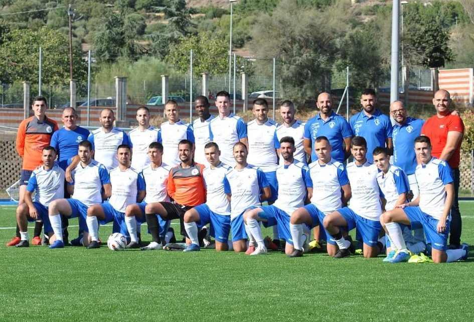 CALCIO 1A CATEGORIA D/ Prima gara ufficiale ieri a Silanus nel nuovo campo in erba sintetica al “Caramarzos”  