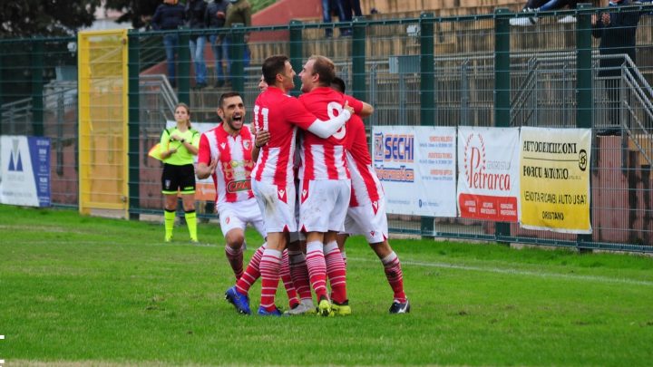 CALCIO ECCELENZA /Tra le neopromosse la Tharros è la migliore: a un passo dalla zona play off e semifinali di Coppa