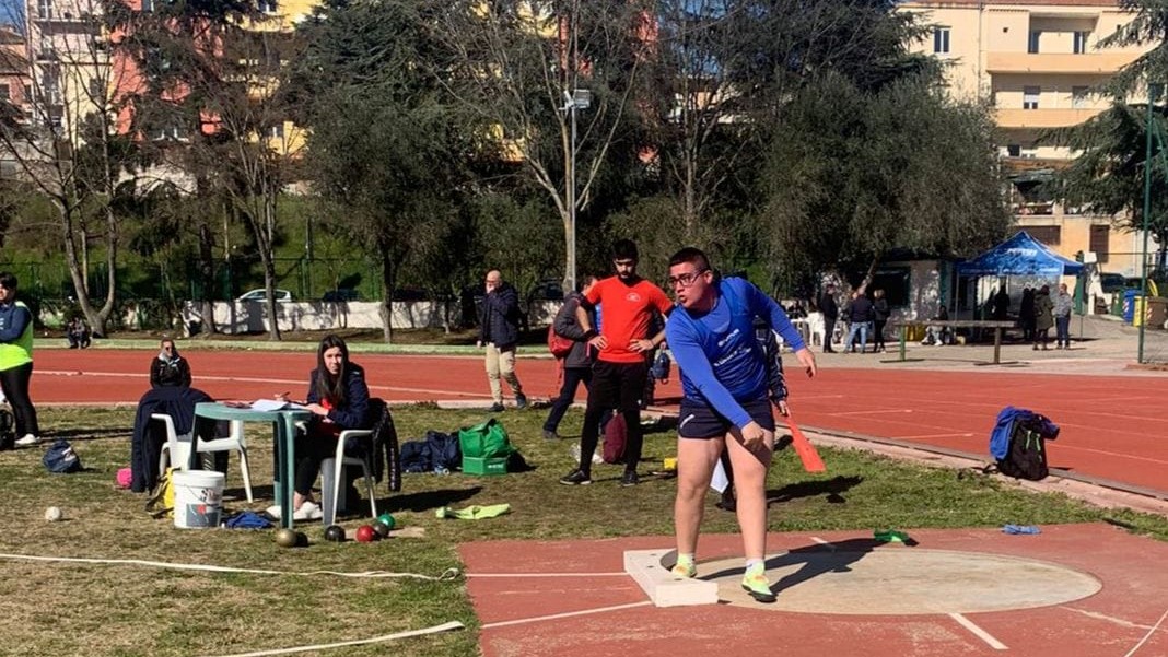 LANCIO DEL PESO/ Federico Piras di Uras  primo nella categoria ai campionati giovanili di Nuoro